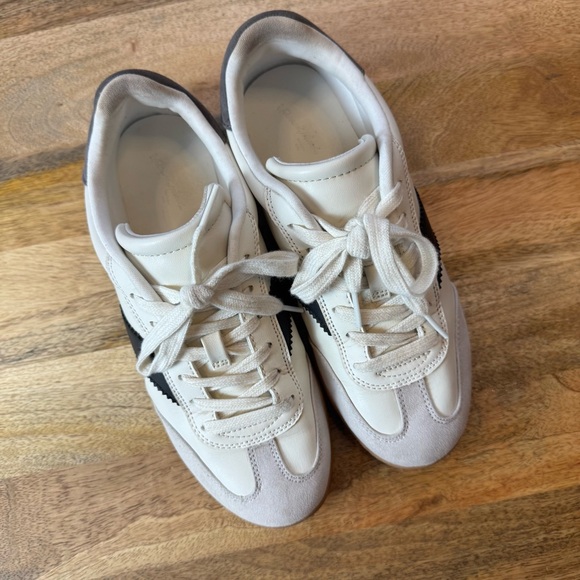 Universal Thread White and Black Sneakers - Picture 5 of 6